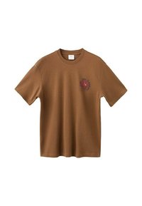 Brązowy bawełniany t-shirt z krótkimi rękawami i okrągłym dekoltem. Na lewej piersi znajduje się graficzny wzór z kwiatem i napisem.