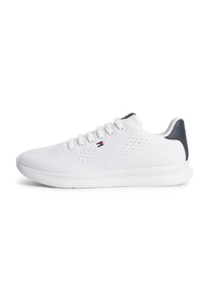 Biały sportowy sneaker z perforowanym wierzchem, białymi sznurówkami, amortyzowaną podeszwą, małym logo Tommy Hilfiger po boku i czarną zakładką na pięcie.
