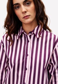 Paarse en lichtroze gestreepte overhemd met kraag, met een losse pasvorm en knoopsluitingen aan de voorkant. Zachte stoftextuur.