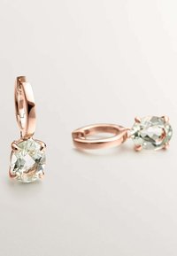 Pendientes de aro en oro rosa con gemas ovaladas facetadas de color verde claro, que presentan un diseño elegante y un acabado metálico pulido.