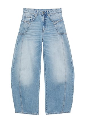 Jean en denim bleu clair à jambes larges, taille haute, bouton sur le devant, fermeture éclair et deux poches latérales à rabat.
