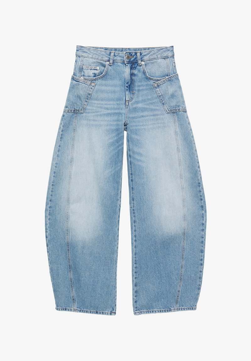 Jean en denim bleu clair à jambes larges, taille haute, bouton sur le devant, fermeture éclair et deux poches latérales à rabat.