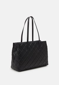 Svart quiltad tote-väska med strukturerad design, utrustad med två långa handtag och en slät läderstruktur. Inga synliga metalldetaljer eller accenter.