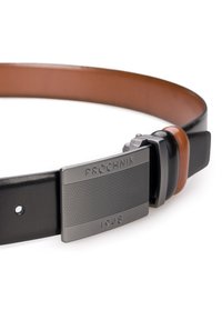 Czarny skórzany pasek z brązowym akcentem; posiada metalową klamrę z wygrawerowanym napisem "PROCHNIK 1948" i teksturowane poziome linie.