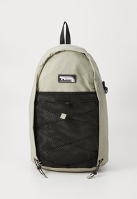 Selecionado, court green