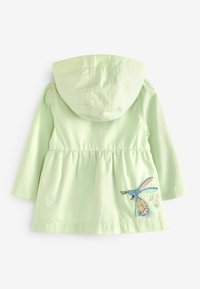 Lys grøn hættejakke med samlet talje. Har en broderet blå kanin og blomsterdetaljer nederst til venstre. Blødt bomuldsstof.
