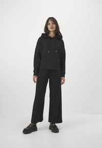 ONLY Petite ONLINGA PANT - Pantalon classique - black
