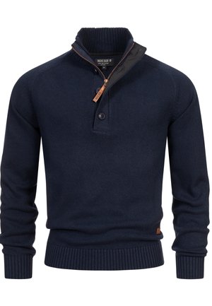 Maglione in maglia navy con colletto alto, chiusura con mezza zip, due bottoni, polsini e orlo a costine. Presenta un tessuto a contrasto sul colletto.