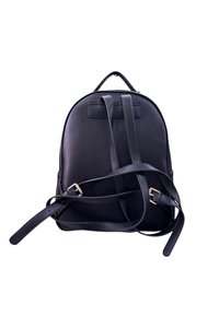 Zaino in pelle nera con una forma arrotondata, spallacci piatti e una maniglia superiore. Presenta una superficie texturizzata e dettagli in hardware color argento.