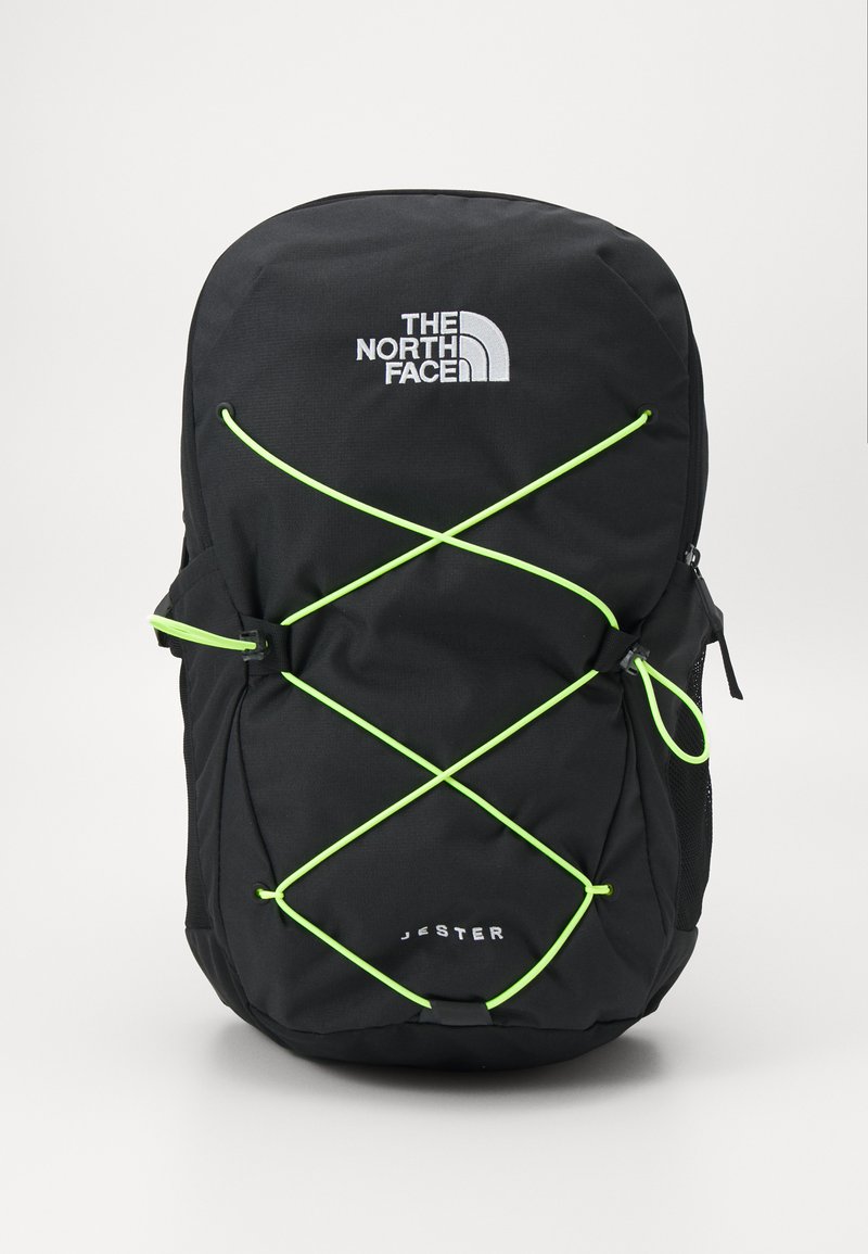 Čierny batoh s výrazným logom North Face, elastickým zeleným šnúrkovým dizajnom, sieťovanými bočnými vreckami a jednoduchým, funkčným tvarom.
