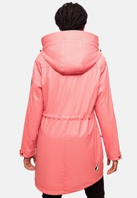Parka impermeabile rosa con vita arricciata, ampio cappuccio e polsini con bottoni a pressione. Presenta un accento con logo circolare sul lato sinistro in basso.