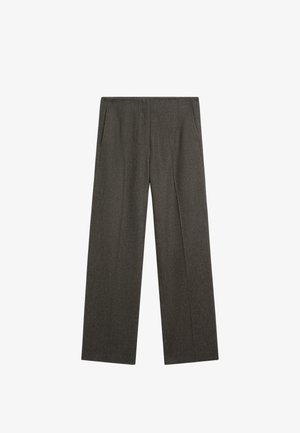 Tmavě šedé kalhoty s širokými nohavicemi vyrobené z texturované látky, s dvěma bočními kapsami a hladkým předním skladem. Jednoduchý, přizpůsobený design.