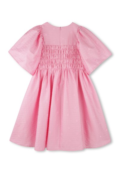 Robe rose avec des manches courtes bouffantes, corps froncé et tissu texturé présentant un léger motif quadrillé et des accents floraux. Fermeture éclair au dos.