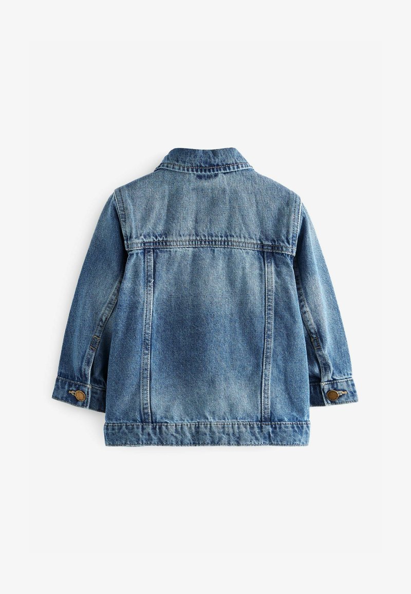 Jachetă din denim de culoare albastru mediu, cu guler clasic, manșete cu nasturi și o textură ușor uzată. Prezentă yoke pe spate și căptușeli laterale.