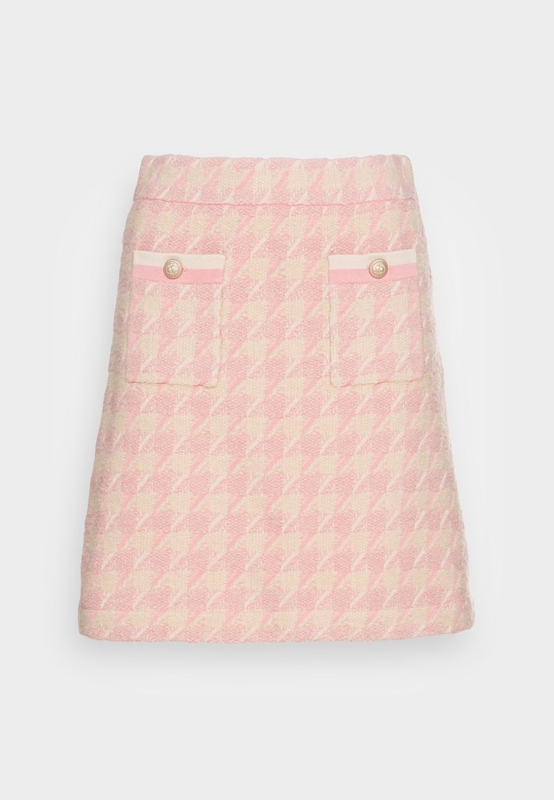 Sukně v růžovém houndstooth vzoru vyrobená z texturované látky, s dvěma předními kapsami s růžovými akcenty a zlatými knoflíkovými detaily.