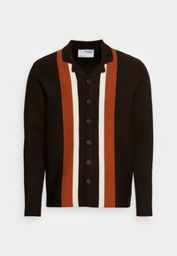 Stickad cardigan i mörkbrunt med vertikala ränder i rost och kräm. Inkluderar en krage och en rad bruna knappar framtill.