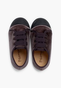 Scarpe grigio velluto con un cappuccio in gomma nera, dotate di tre lacci scuri e una suola testurizzata con la scritta "Pisamonas" all'interno.
