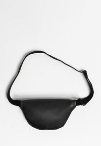 Černá kožená ledvinka s oblým tvarem, nastavitelným černým popruhem a hladkým povrchem. Minimalistický design, žádné viditelné kovové prvky.