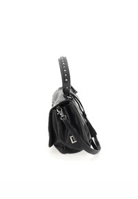 Sac à main en cuir noir avec des clous argentés sur la sangle, un corps texturé et une fermeture éclair. Présente une étiquette sur le côté et une sangle réglable.