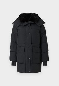 Sort dunjakke med hette foret med kunstig pels, trykknapper, to frontlommer og ribbestrikkede mansjetter. Har et teksturert stoff.