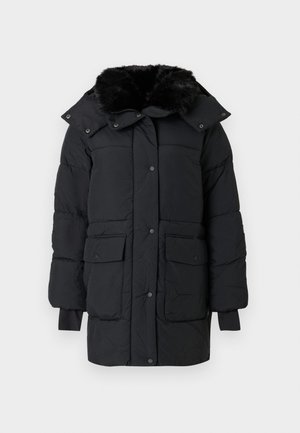 Geacă matlasată neagră cu glugă căptușită cu blană artificială, nasturi cu capse, două buzunare frontale și manșete cu striuri. Are un material texturat.