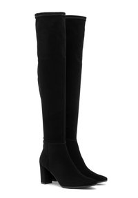 Czarny zamszowe botki do kolan z ostrym noskiem i blokowym obcasem. Charakteryzują się gładką strukturą i kontrastowym przeszyciem na górnej krawędzi.