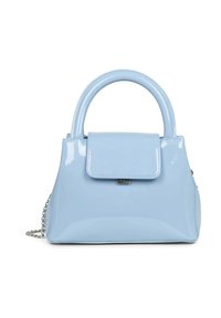 Borsa a mano blu chiaro realizzata in materiale lucido, con una forma strutturata, manico superiore e una patta frontale con un accento argentato. Include una tracolla a catena.