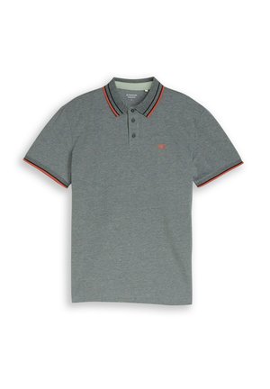 Grijs poloshirt met korte mouwen, zwarte en rode gestreepte kraag en mouwboorden, drieknoopsluiting en een klein rood logo op de borst.