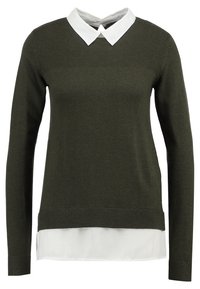 Olivgrön stickad tröja med ribbat mönster, med fåll av en vit skjortkrage och långa ärmar. Klassisk rund halsringning.