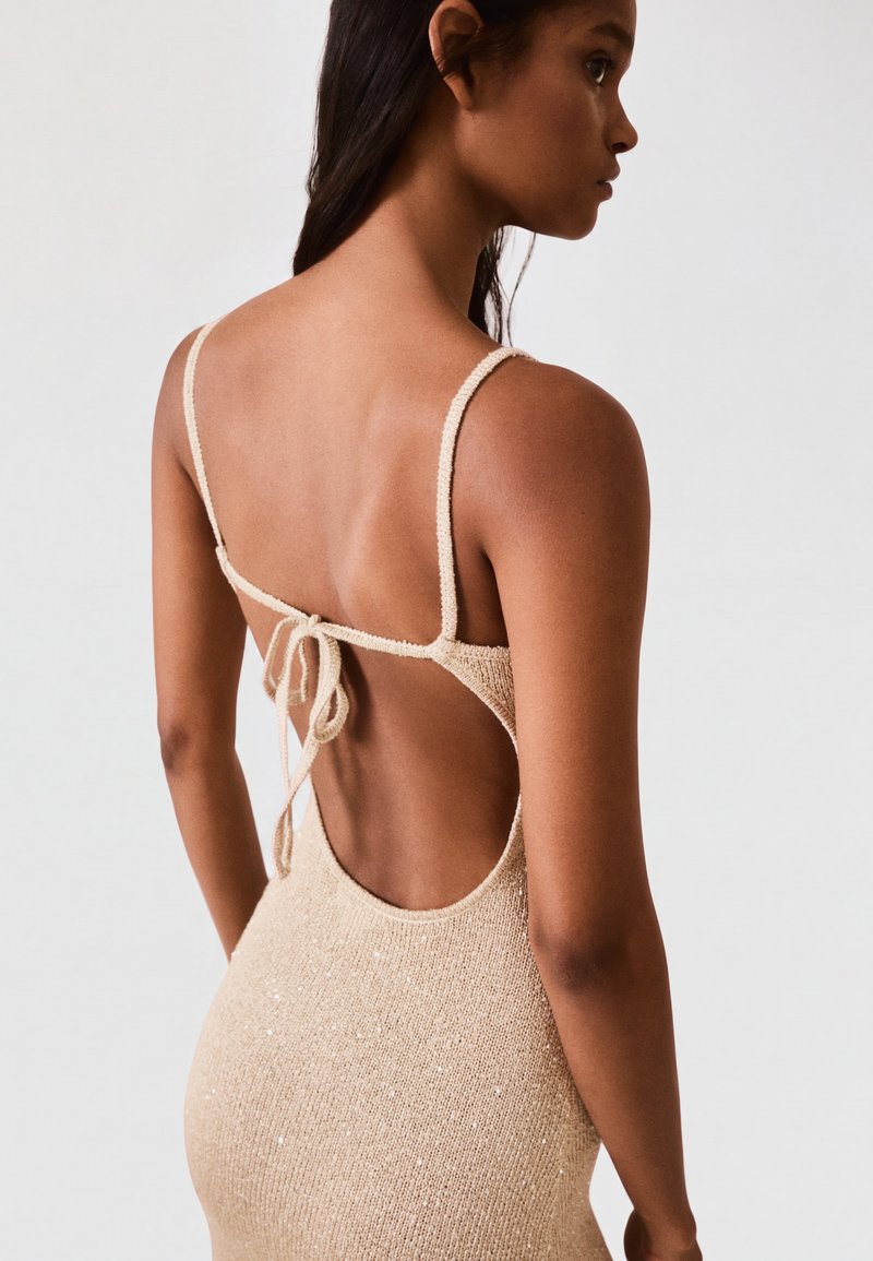 bershka knit dress SEQUIN - MIDI - Jumper dress - gold-coloured Midi dress