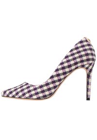 Chaussure à talon aiguille à bout pointu avec un motif à carreaux en tissu violet, noir et beige. Présente un profil élégant et un talon stiletto.