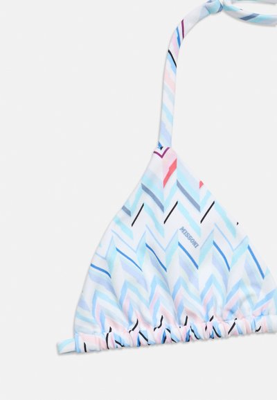 Haut de bikini triangle avec motif en zigzag pastel en bleu, rose et blanc, doté d'une bride de cou ajustable et d'un bord inférieur élastique froncé.