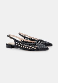 Mustad mustrislingback kingad, terava ninaga ja madala plokkninaga. Omab avatud võrgustikukujundust ja reguleeritavat pahkluuri rihma sobivuse jaoks.