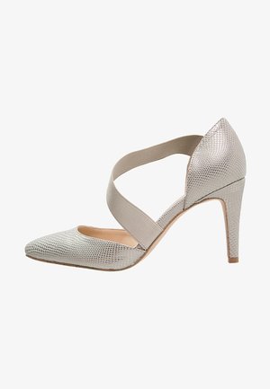 Zapato de tacón alto con textura plateada, punta puntiaguda y una amplia tira elástica que cruza la parte superior.