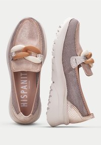 Ljust rosa mesh slip-on skor med en texturerad yta, med en sammanlänkad kedjedetalj i tan och vitt samt en vadderad vit sula.