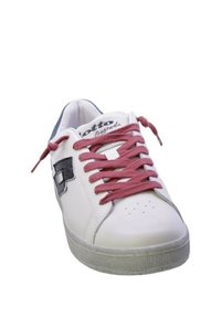 Sneaker bianco con lacci rosa, suola in gomma testurizzata e un dettaglio logo nero. Fodera in pelle liscia e punta perforata per traspirabilità.