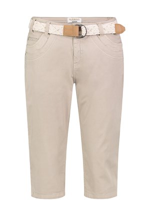 Beige Hose in mittlerer Länge mit Vordertaschen und einem weißen gewebten Gürtel mit doppelter Metallschnalle und hellbraunen Lederakzenten.