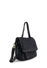 Sort læder håndtaske med vævet klap, hanke på toppen, lynlåslomme foran og aftagelig skulderrem med messing hardware, vinkelcet billede på hvid baggrund.