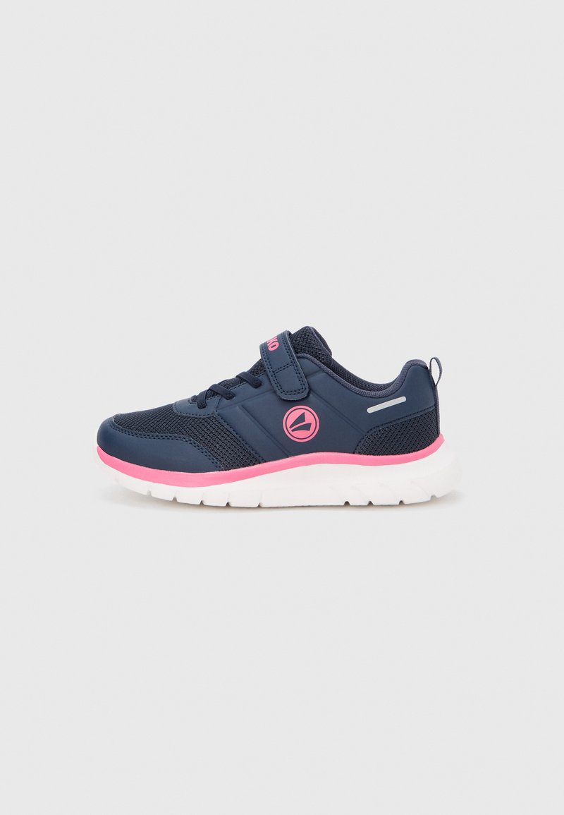 Chaussure de sport en mesh bleu marine avec accents roses, semelle blanche et bride à Velcro. Comprend un détail de logo et des panneaux latéraux texturés pour un meilleur maintien.