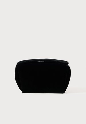 Melnas velūru kosmētikas soma ar mīkstu, faktūrētu virsmu, noapaļotu augšu un ar rāvējslēdzēju. Kompakts dizains, piemērots dažādām uzglabāšanas vajadzībām.
