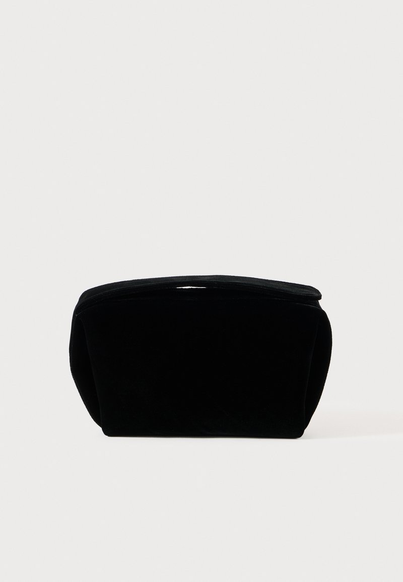 Μαύρη καλλυντική τσάντα από βελούδο με μαλακή, υφασμάτινη επιφάνεια, στρογγυλή κορυφή και κλείσιμο με φερμουάρ. Συμπαγής σχεδίαση, κατάλληλη για διάφορες ανάγκες αποθήκευσης.