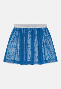 Modrá tylová sukně se stříbrným elastickým pasem, se květinovými vzory v různých odstínech modré. Lehce průhledný a jemný design.