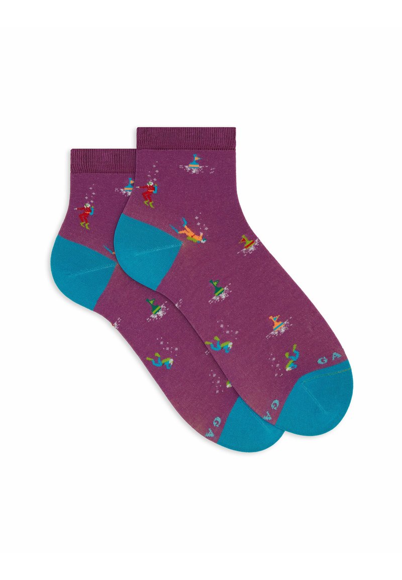 Calze viola con risvolti e suole di un teal contrastante. Presentano motivi giocosi di figure colorate e bolle. Materiale in misto cotone.