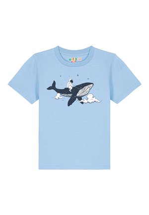 Blauwe katoenen t-shirt met een grafisch ontwerp van een astronaut die op een walvis rijdt tussen de wolken, met zwart-witte details in het ontwerp.