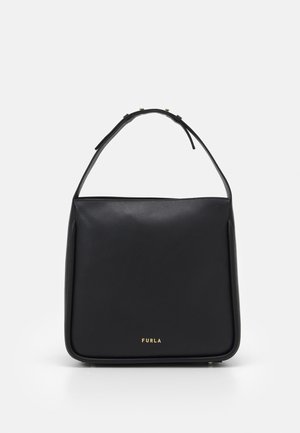Czarna prostokątna skórzana torebka z krótkim paskiem i złotym logo "FURLA" umieszczonym centralnie w pobliżu dolnej części z przodu.