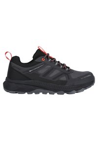 Wasserdichte schwarze Wanderschuhe mit einer robusten Sohle, grauen Akzenten, roten Schnürsenkeln und einer Ziehschlaufe. Verfügt über strukturierte Einsätze für Halt und Unterstützung.