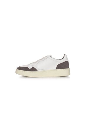 Sneaker in pelle bianca con dettagli in suede grigio, punta rotonda, suola piatta in gomma e design con lacci. Stile minimalista con dettagli testurizzati.