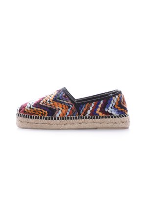 Zapato espadrille de slip-on tejido y colorido que presenta un patrón en zigzag en naranja, púrpura y negro, con una suela natural de cuerda de yute.