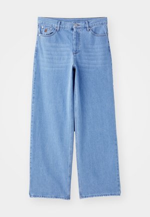 Jean large bleu clair en denim, avec un design classique à cinq poches et une fermeture à bouton. Texture lisse, ourlet effiloché.