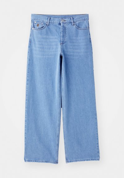 Jeans de pierna ancha de color azul claro, confeccionados en denim, con un diseño clásico de cinco bolsillos y cierre de botón. Textura suave, dobladillo deshilachado.